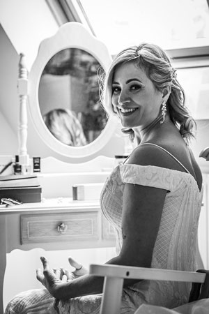 Photo de la mariée de 3/4 devant un miroir, noir et blanc