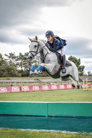 Cavalière Pauline Scalabre et son poney Sligo de Mormal sautant la rivière lors du concours de saut d’obstacle Fontainebleau Classic Summer Tour 2020