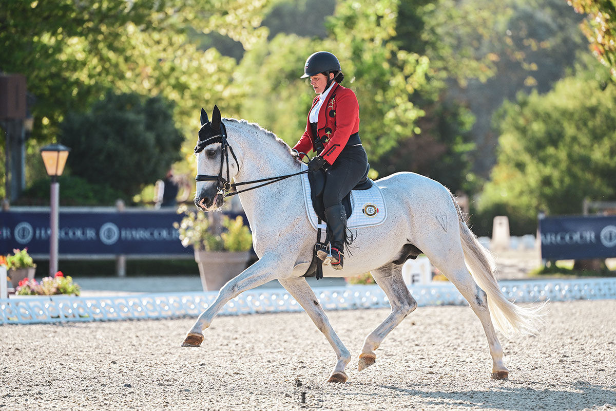 Cavalière et son cheval gris en reprise de dressage au Pôle Européen du cheval