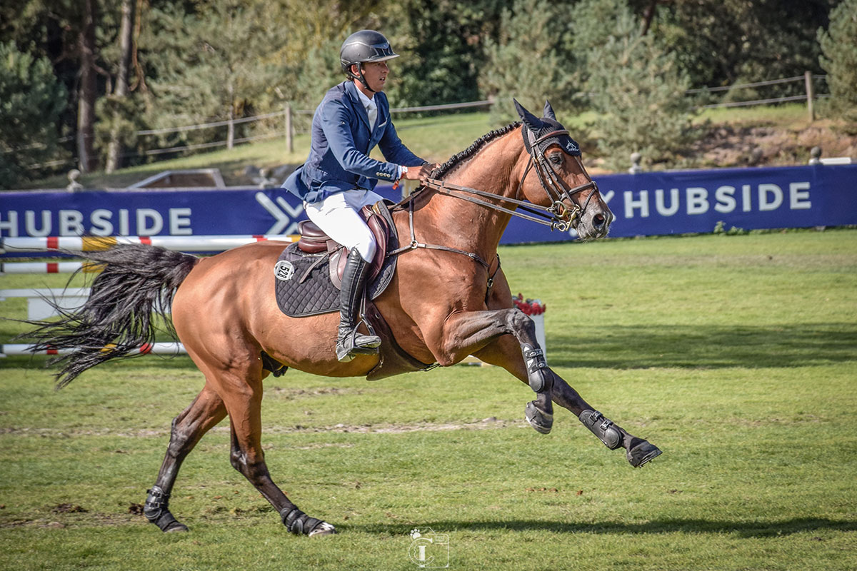 Cavalier Bertram Allen et son cheval Gun Powder galopant lors d’un concours de saut d’obstacle Fontainebleau Classic Summer Tour 2020