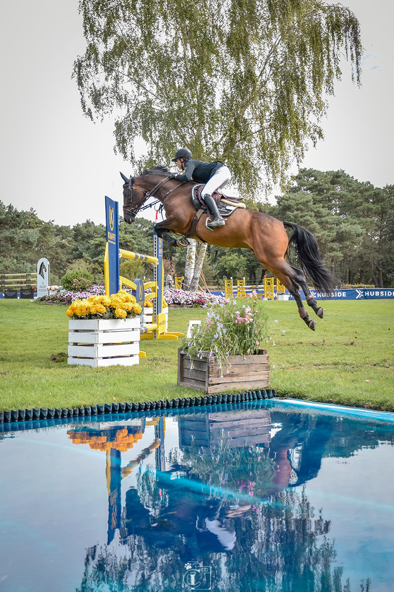 Cavalier et son cheval galopant lors d’un concours de saut d’obstacle Fontainebleau Classic Summer Tour 2020