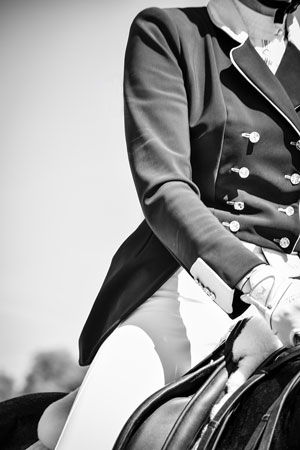 Vue détaillée en noir et blanc d’une tenue de dressage lors d’un concours de dressage au haras de Jardy