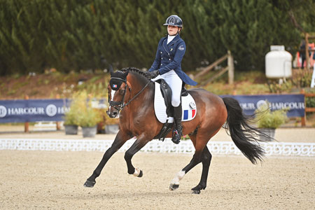 Cavalière française et son cheval baie en pleine reprise de dressage au Boulerie Jump