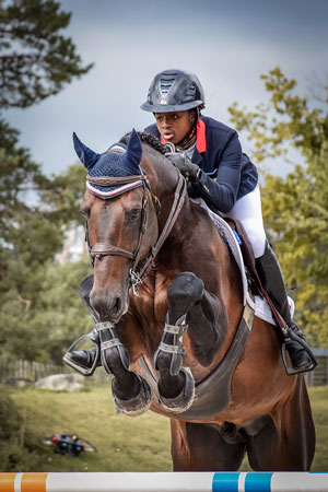 Cavalière Ramatou Ouedraogo et son cheval Up To You GFE sautant un obstacle lors du concours de saut d’obstacle Fontainebleau Classic Summer Tour 2020